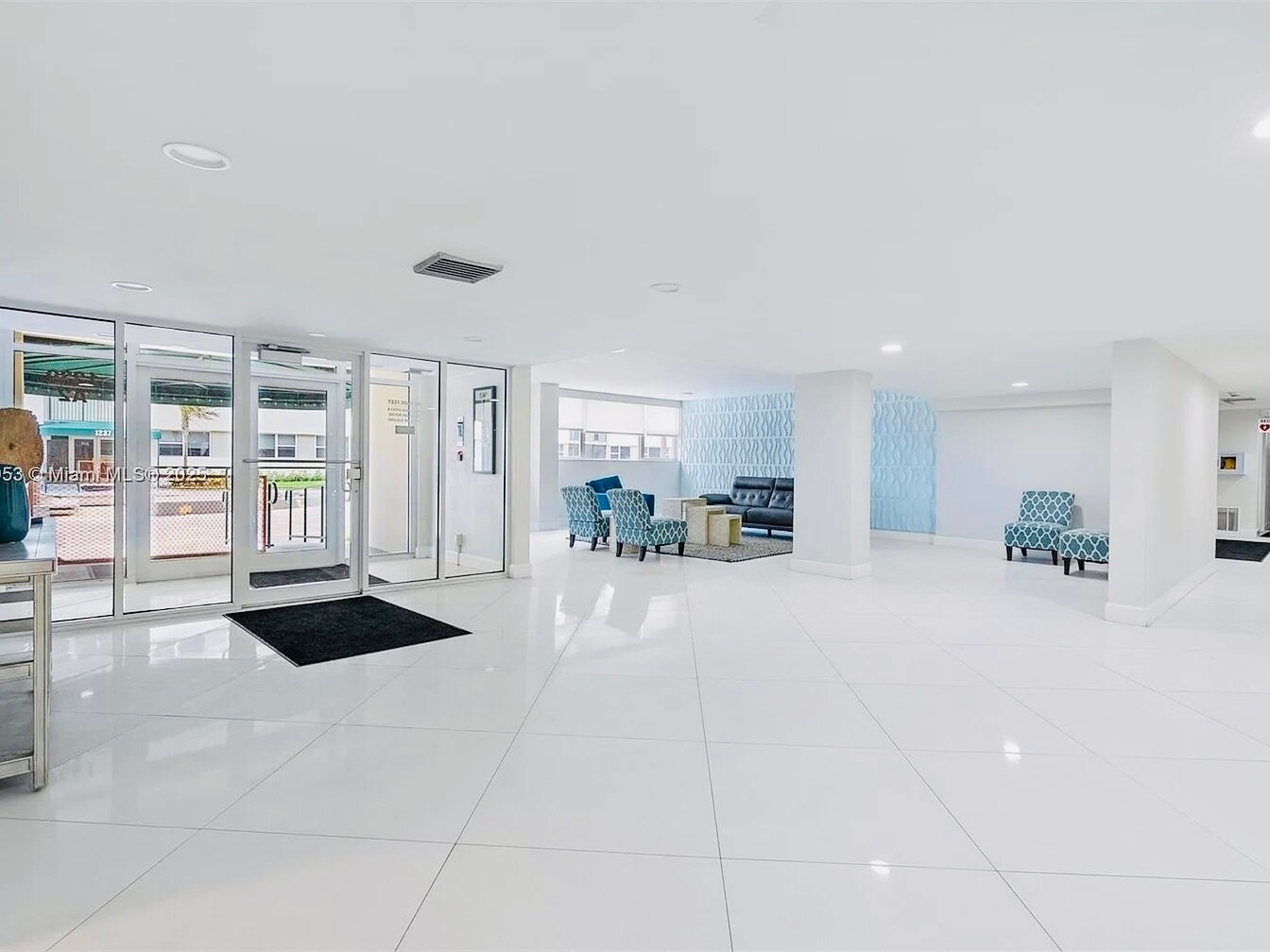 Lobby - 1239 Hillsboro Mile