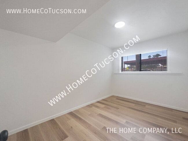Building Photo - 5123 Paseo Las Palmas