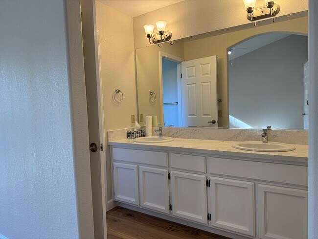 Building Photo - Available July 1st. New Renovated!