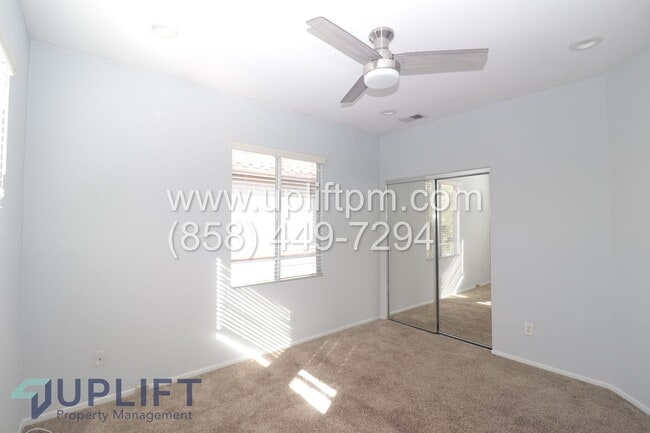 Building Photo - 4 Bed 2.5 Bath Townhouse in Oceanside AVAILABLE NOW!