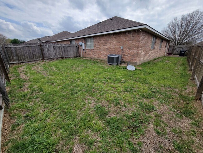 Building Photo - College Station - 3 bedroom / 2 bath duplex with fenced in yard and washer / dryer included