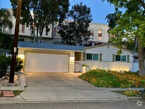 Building Photo - Beautiful 3 Bed/2 Bath Walking Distance fr...