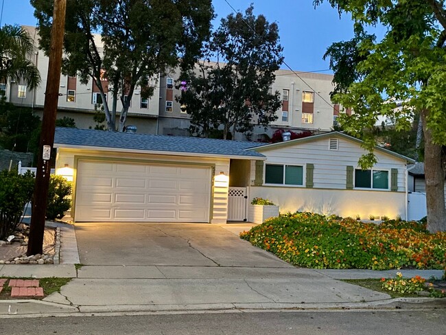Primary Photo - Beautiful 3 Bed/2 Bath Walking Distance fr...
