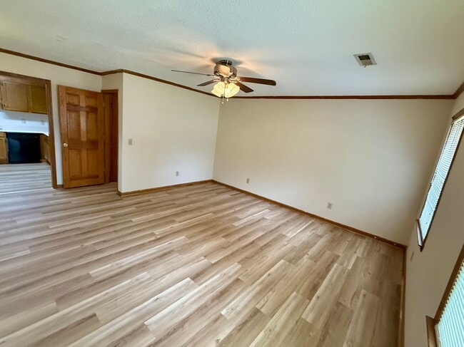 Building Photo - Conveniently Located Townhouse!