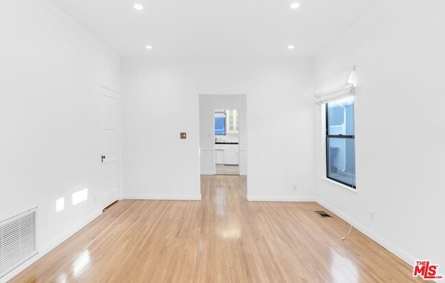 Building Photo - 1125 1/2 Glenville Dr