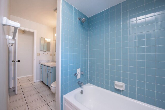 Building Photo - Cute 4/2 House In Buenaventura Lakes for Rent