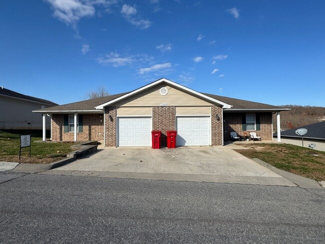 Building Photo - 3 Bed 2 Bath Duplex To Include Single Car ...