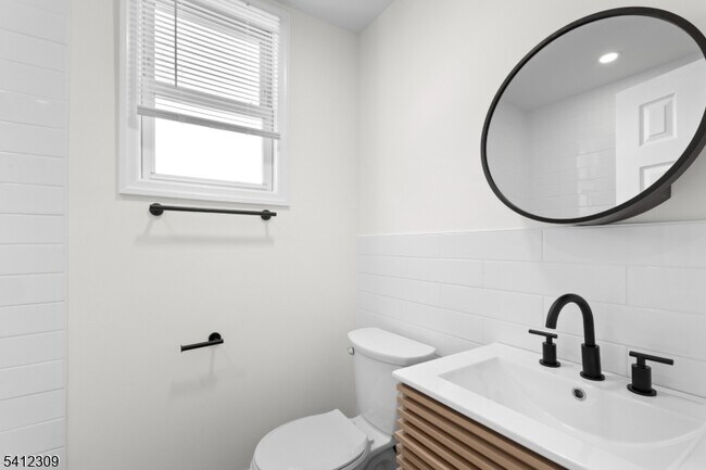 Building Photo - 676 Chestnut St