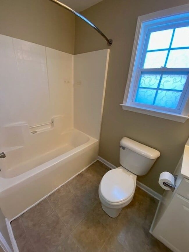 Building Photo - Charming 3 bedroom 2 bath home in Windsor park