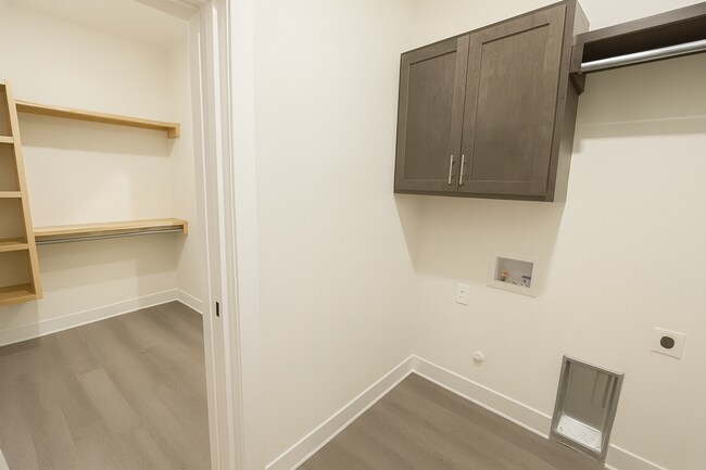 Building Photo - 1632/34 Hickory Creek