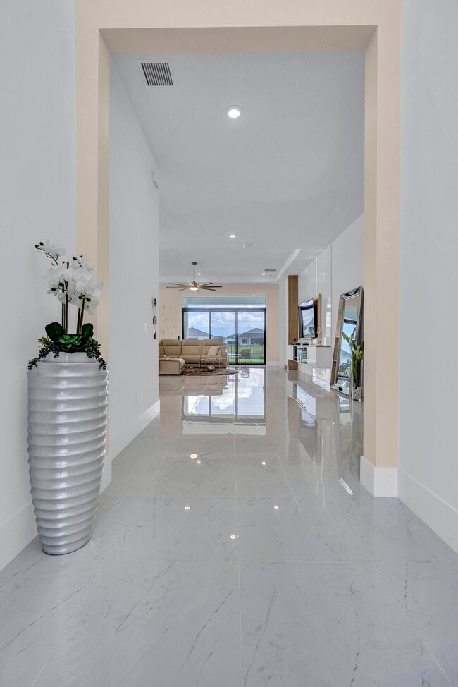 Building Photo - 5320 St Armands Way