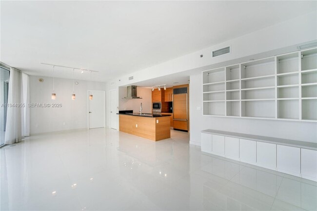 Building Photo - 495 Brickell Ave