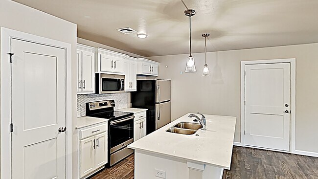 Building Photo - 3 Bedroom 2 Bath Duplex Near Tinker AFB!