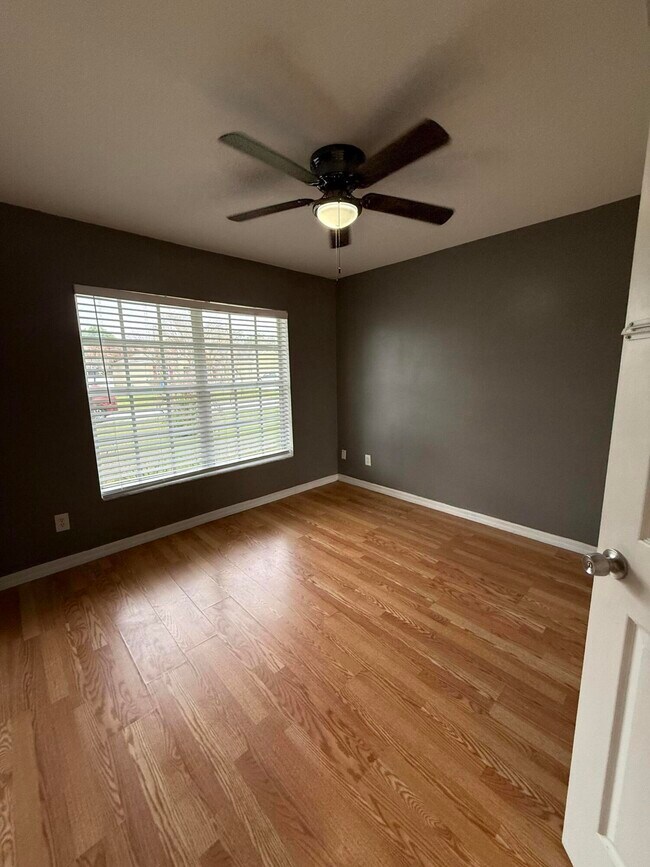 Building Photo - 249 NE Glentry Ave