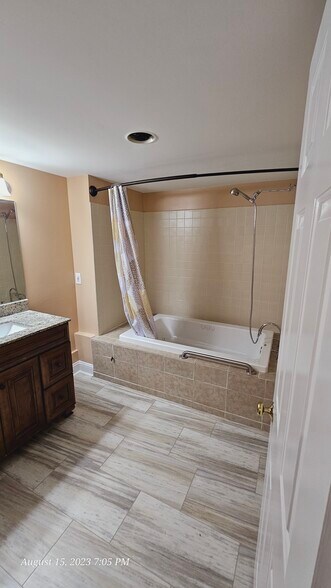 Building Photo - 451 Redbud Ct