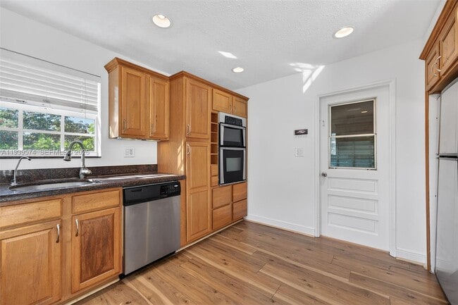 Building Photo - 1538 Funston St