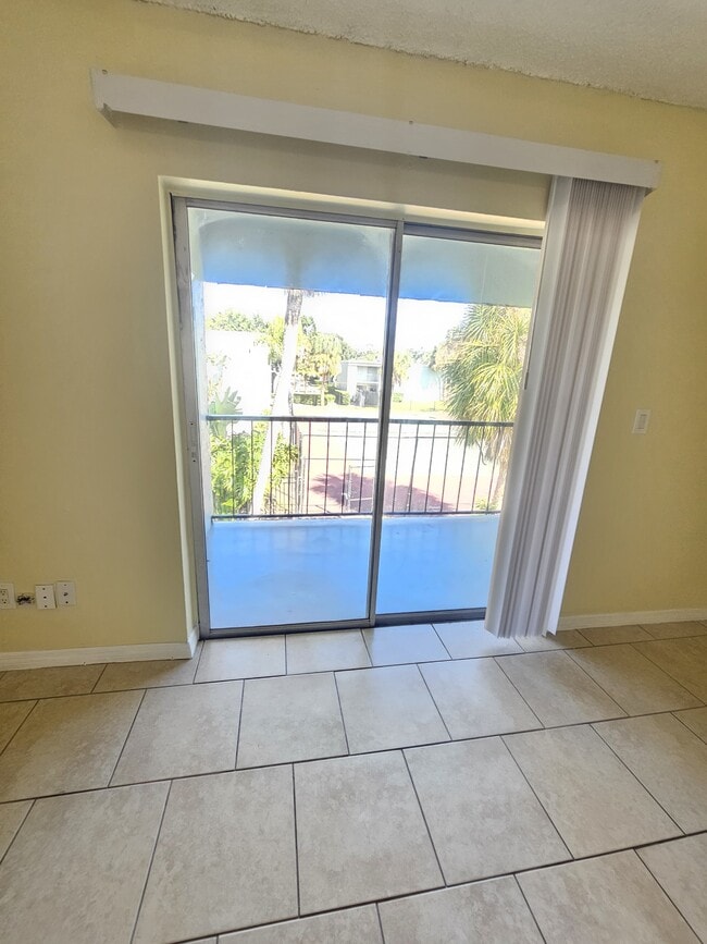 Building Photo - 2845 Somerset Park Dr