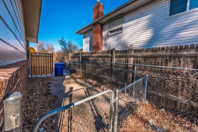 Building Photo - 5 bedrooms ,2 bathrooms and on 0.32 acres for rent