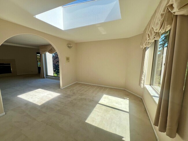 Building Photo - 5 Bedroom in Gated Birch Bay Community!