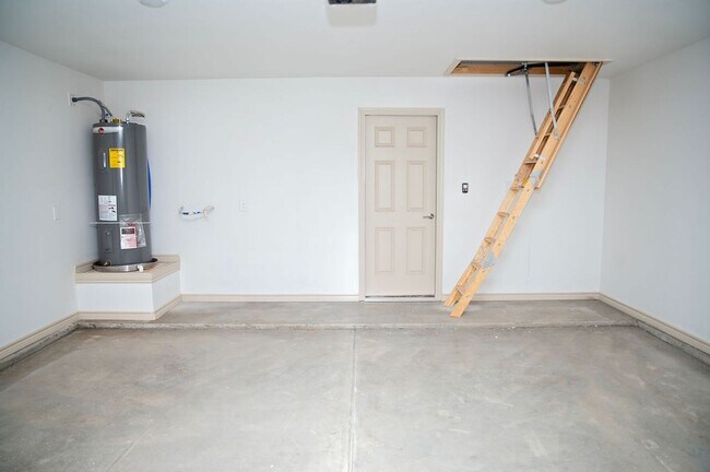 Building Photo - Now Leasing! New Silver Leaf Home with 3 B...