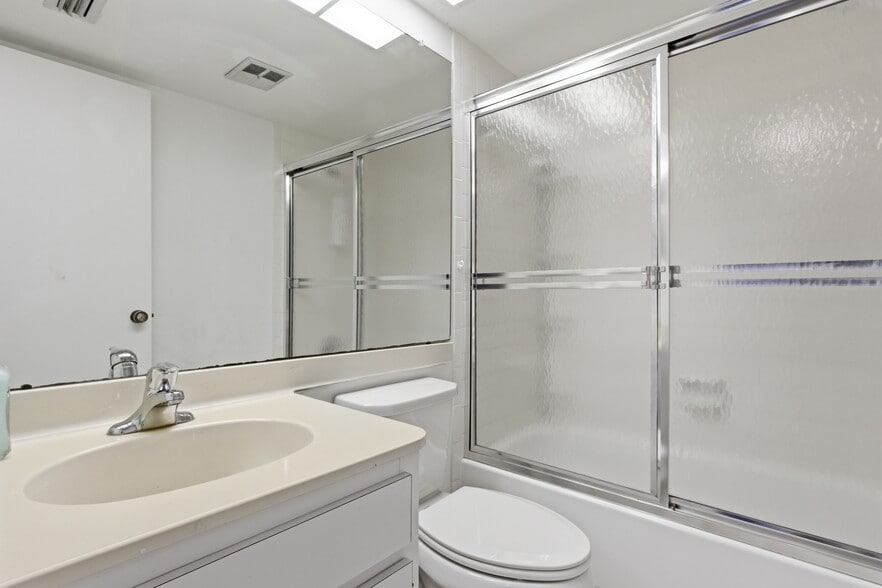 Building Photo - 1628 Clower Creek Dr