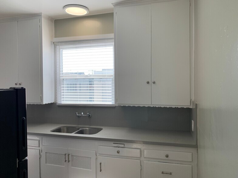 Building Photo - 2028 1/2 S West View St