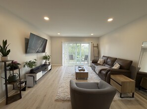 Building Photo - 9416 Bay Colony Dr
