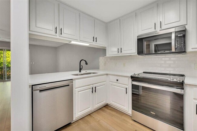 Building Photo - 200 Salt Air Dr