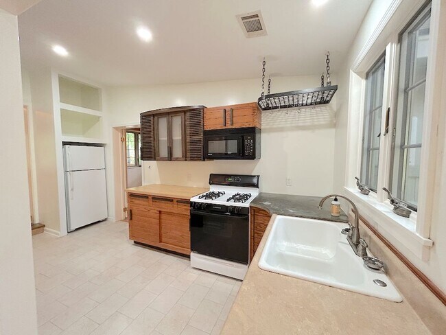 Building Photo - 54 Falligant Ave