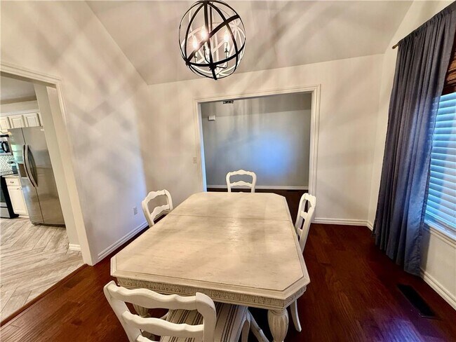 Building Photo - 305 Meadows Ct