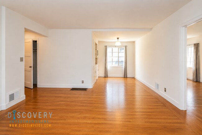 Building Photo - Charming Adams Point One Bedroom Condominium