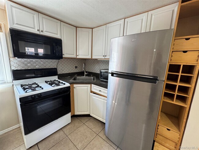 Building Photo - 486 Silver St