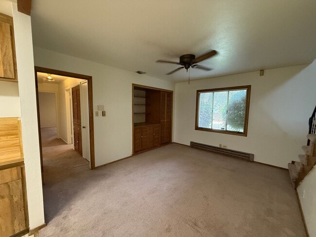 Building Photo - Spacious 3 bed 2 bath home available now!