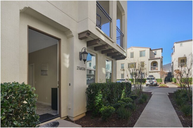 Building Photo - Townhome in Trabuco Canyon!