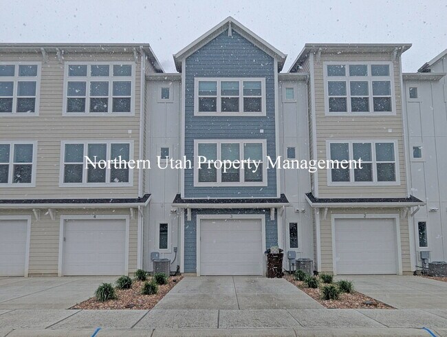 Building Photo - New 3 Bed 3 Bath Townhome