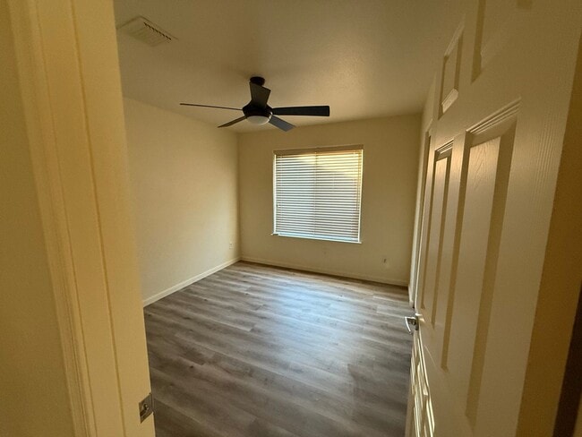Building Photo - Updated Rental Available Now!