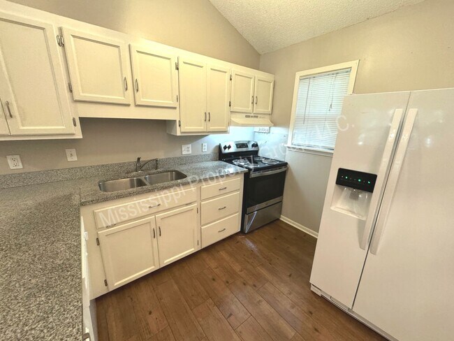 Building Photo - 3BR/2BA Home