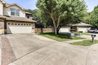 Building Photo - NICE 3 BEDROOM 2.5 BATH TOWNHOUSE LOCATED ...