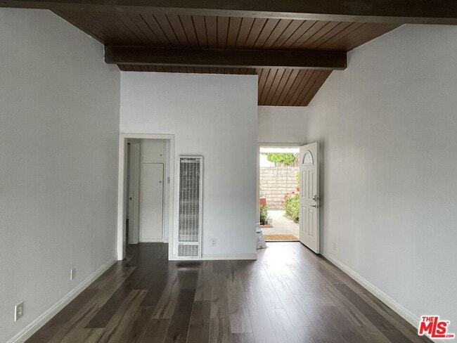 Building Photo - 4419 W Rosecrans Ave