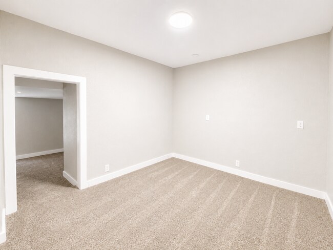 Building Photo - Spacious 6-Bedroom, 4-Bath Home with Plenty of Living Space