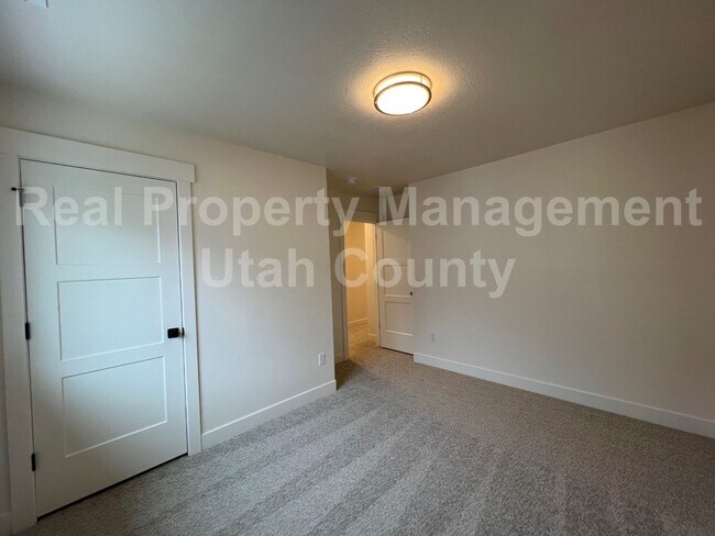 Building Photo - Newer American Fork Townhouse
