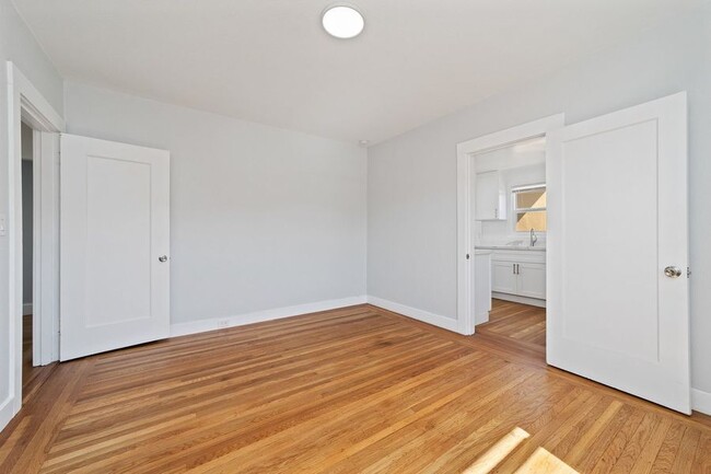 Building Photo - Remodeled apartment in central location. P...