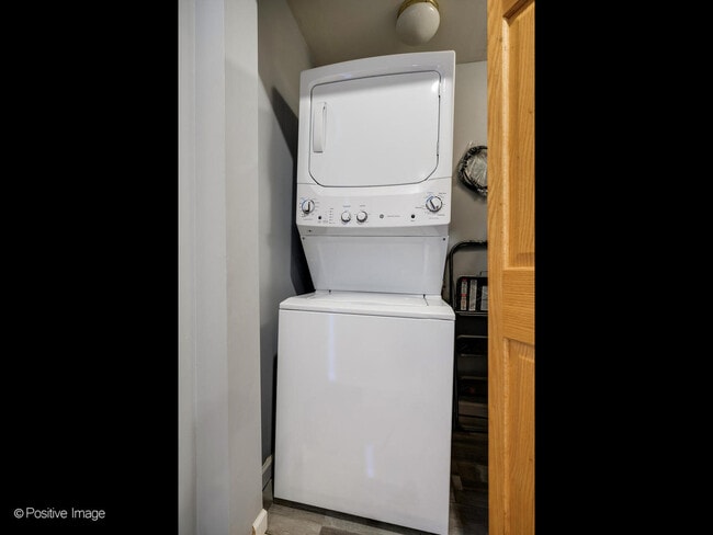 Building Photo - 4014 S Drexel Blvd