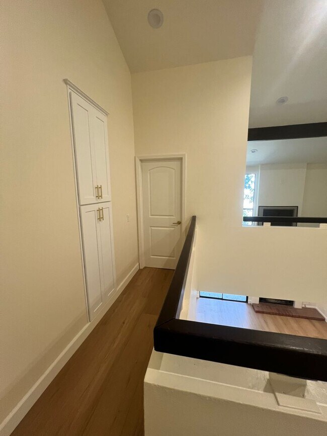 Building Photo - Thousand Oaks - 3 bedroom, 2.5 bath in the...