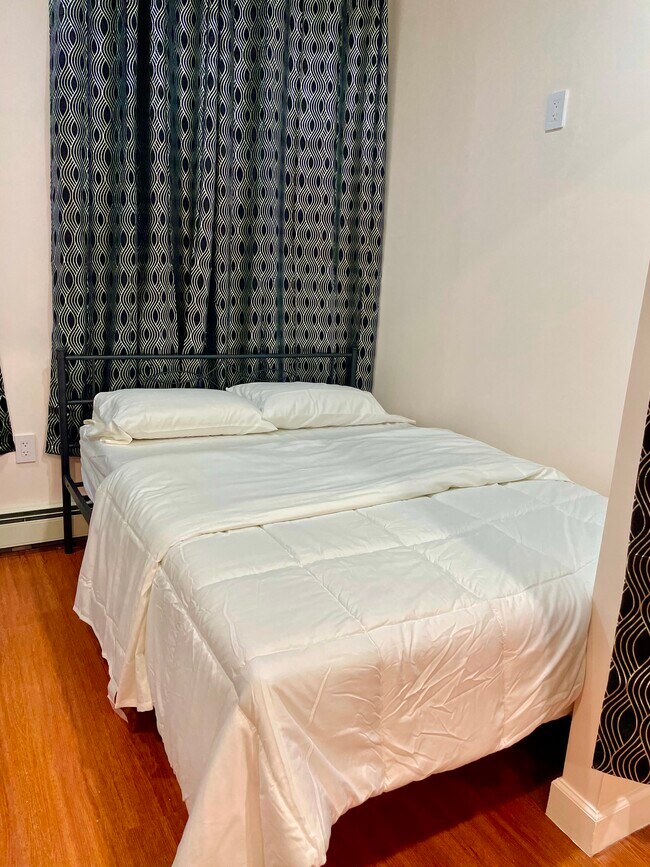 Building Photo - 347 E 4th St