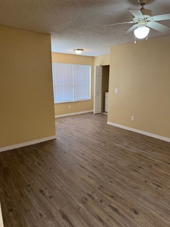 Building Photo - Large one bedroom condominium