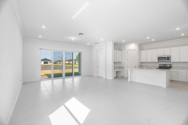 Building Photo - 13885 SE Riversway St