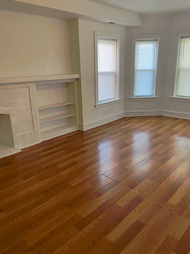 Building Photo - 6324 N Claremont Ave