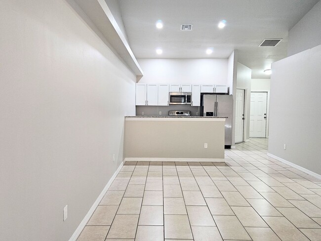 Building Photo - Like New  3 bedroom, 2bath 1 car garage