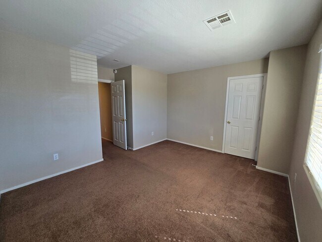 Building Photo - Terrific 3 bed + Loft 2 Car Need Space? Th...